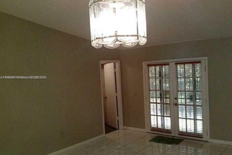 House in Miami Gardens, Florida 3 bedrooms, 92.81 sq.m. № 1842800 - photo 4