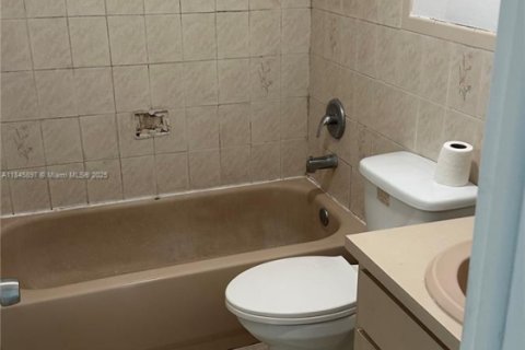 House in Miami Gardens, Florida 3 bedrooms, 92.81 sq.m. № 1842800 - photo 7