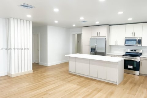 Casa en venta en Hialeah, Florida, 4 dormitorios, 186.83 m2 № 1990439 - foto 8