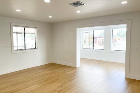 Casa en venta en Hialeah, Florida, 4 dormitorios, 186.83 m2 № 1990439 - foto 9