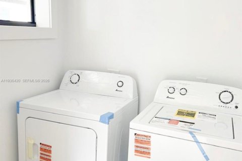 Casa en venta en Hialeah, Florida, 4 dormitorios, 186.83 m2 № 1990439 - foto 22