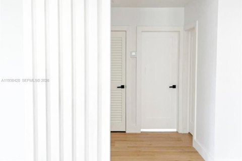 Casa en venta en Hialeah, Florida, 4 dormitorios, 186.83 m2 № 1990439 - foto 12