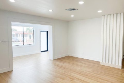 Casa en venta en Hialeah, Florida, 4 dormitorios, 186.83 m2 № 1990439 - foto 10