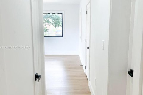 Casa en venta en Hialeah, Florida, 4 dormitorios, 186.83 m2 № 1990439 - foto 16