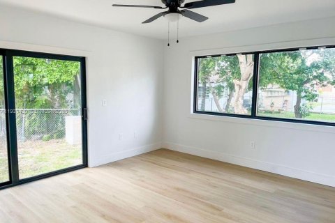 Casa en venta en Hialeah, Florida, 4 dormitorios, 186.83 m2 № 1990439 - foto 21