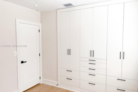 Casa en venta en Hialeah, Florida, 4 dormitorios, 186.83 m2 № 1990439 - foto 14