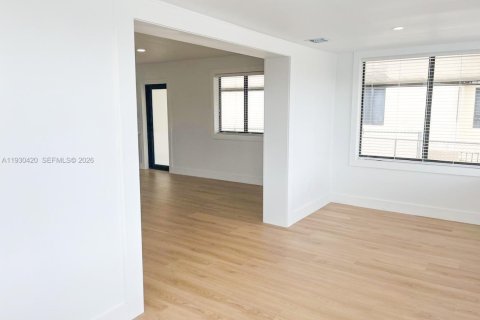 Casa en venta en Hialeah, Florida, 4 dormitorios, 186.83 m2 № 1990439 - foto 11