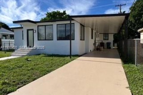 Villa ou maison à vendre à Hialeah, Floride: 4 chambres, 186.83 m2 № 1990439 - photo 1