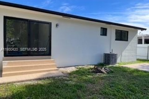 Villa ou maison à vendre à Hialeah, Floride: 4 chambres, 186.83 m2 № 1990439 - photo 2