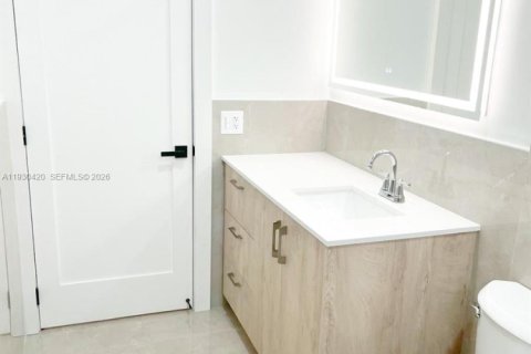 Casa en venta en Hialeah, Florida, 4 dormitorios, 186.83 m2 № 1990439 - foto 18