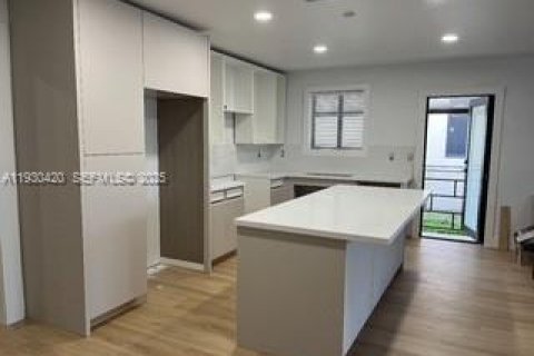 Villa ou maison à vendre à Hialeah, Floride: 4 chambres, 186.83 m2 № 1990439 - photo 3