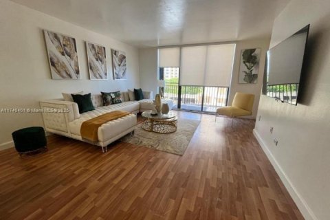 Condo in Miami, Florida, 1 bedroom  № 1859413 - photo 19