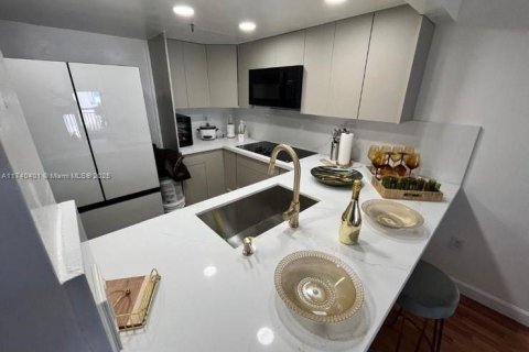 Condo in Miami, Florida, 1 bedroom  № 1859413 - photo 14