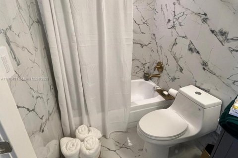 Condo in Miami, Florida, 1 bedroom  № 1859413 - photo 11