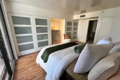 Condo in Miami, Florida, 1 bedroom  № 1859413 - photo 25