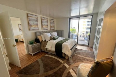 Condo in Miami, Florida, 1 bedroom  № 1859413 - photo 23