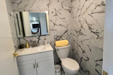 Condo in Miami, Florida, 1 bedroom  № 1859413 - photo 2