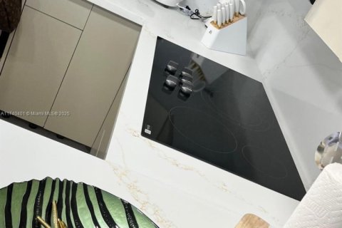 Condo in Miami, Florida, 1 bedroom  № 1859413 - photo 15