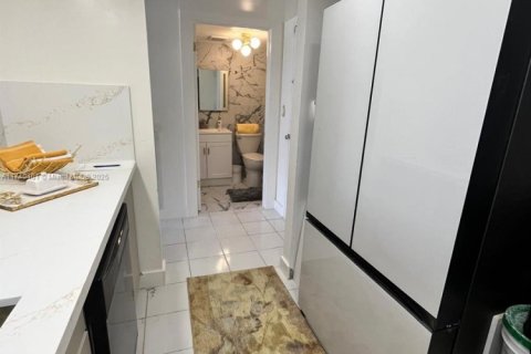 Condo in Miami, Florida, 1 bedroom  № 1859413 - photo 17