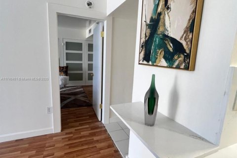 Condo in Miami, Florida, 1 bedroom  № 1859413 - photo 20