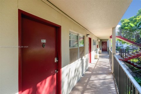 Купить кондоминиум в Пемброк-Пайнс, Флорида 2 спальни, 88.63м2, № 1453044 - фото 2