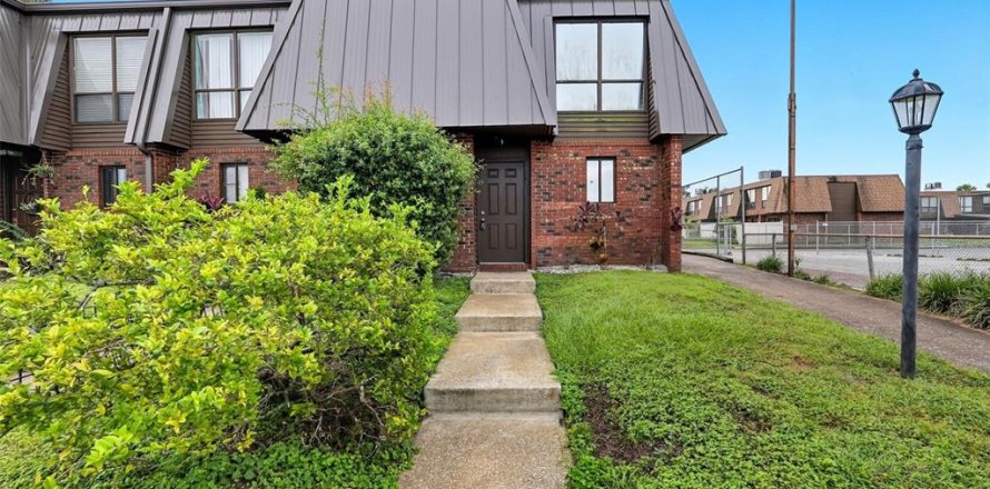 Townhouse in Lakeland, Florida 2 bedrooms, 107.58 sq.m. № 1900040