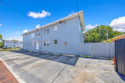 Commercial property in Miami, Florida № 2066169 - photo 4