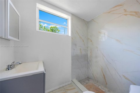 Commercial property in Miami, Florida № 2066169 - photo 12