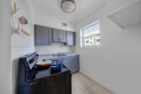 Commercial property in Miami, Florida № 2066169 - photo 10