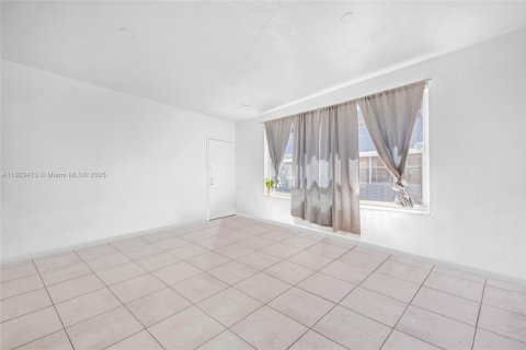 Commercial property in Miami, Florida № 2066169 - photo 8