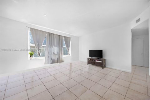 Commercial property in Miami, Florida № 2066169 - photo 7