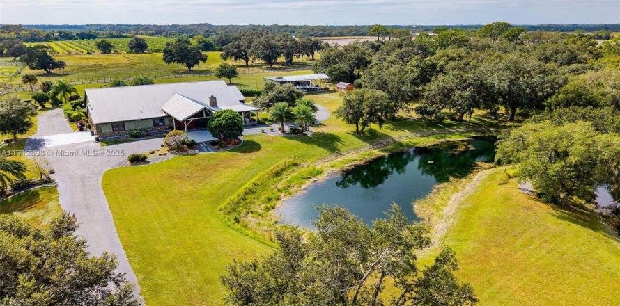 Villa ou maison à LaBelle, Floride 3 chambres, 383.04 m2 № 2082358