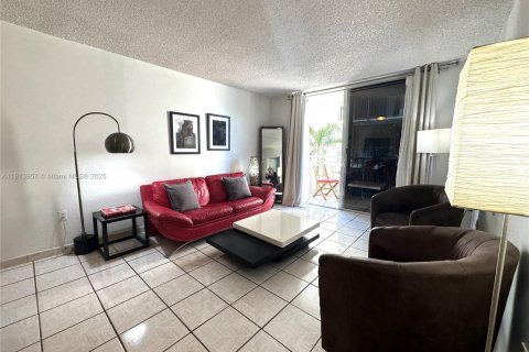 Снять в аренду кондоминиум в Майами-Бич, Флорида 1 спальня, 69.86м2, № 1969019 - фото 2