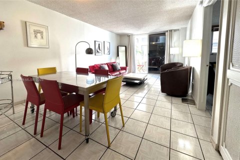 Снять в аренду кондоминиум в Майами-Бич, Флорида 1 спальня, 69.86м2, № 1969019 - фото 1