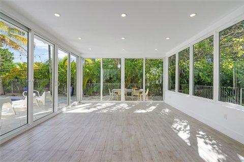 House in Key Biscayne, Florida 5 bedrooms, 366.59 sq.m. № 1954589 - photo 28
