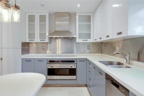 House in Key Biscayne, Florida 5 bedrooms, 366.59 sq.m. № 1954589 - photo 4