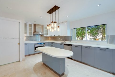 House in Key Biscayne, Florida 5 bedrooms, 366.59 sq.m. № 1954589 - photo 11
