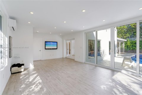 House in Key Biscayne, Florida 5 bedrooms, 366.59 sq.m. № 1954589 - photo 18