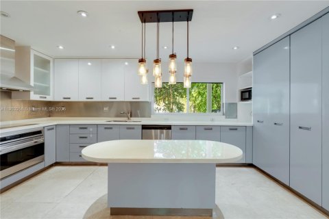 House in Key Biscayne, Florida 5 bedrooms, 366.59 sq.m. № 1954589 - photo 16