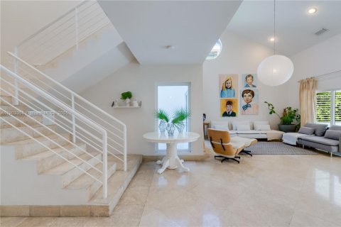 House in Key Biscayne, Florida 5 bedrooms, 366.59 sq.m. № 1954589 - photo 1