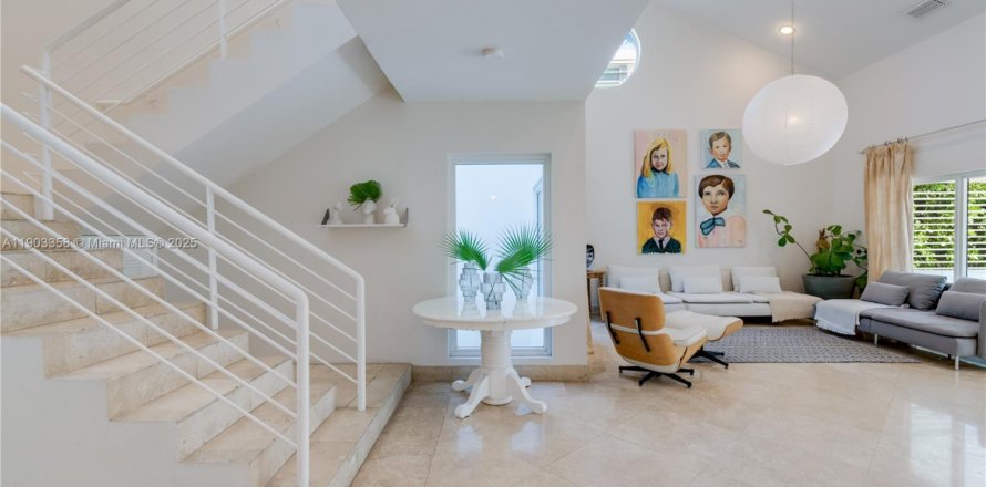 House in Key Biscayne, Florida 5 bedrooms, 366.59 sq.m. № 1954589