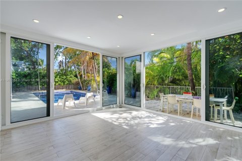 House in Key Biscayne, Florida 5 bedrooms, 366.59 sq.m. № 1954589 - photo 25