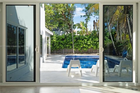 House in Key Biscayne, Florida 5 bedrooms, 366.59 sq.m. № 1954589 - photo 20