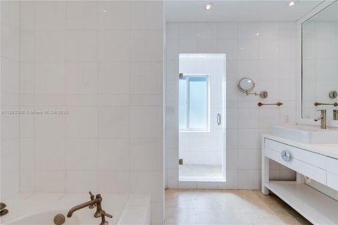 House in Key Biscayne, Florida 5 bedrooms, 366.59 sq.m. № 1954589 - photo 7