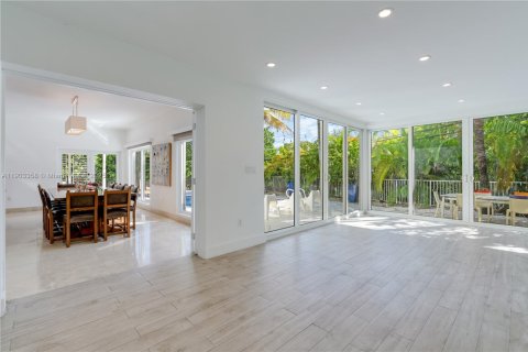 House in Key Biscayne, Florida 5 bedrooms, 366.59 sq.m. № 1954589 - photo 24