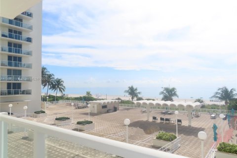 Снять в аренду кондоминиум в Майами-Бич, Флорида 1 спальня, 76.55м2, № 1963911 - фото 3