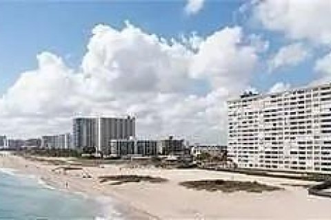 Condominio en Pompano Beach, Florida, 2 dormitorios  № 2250431