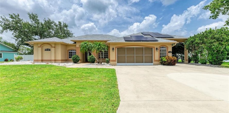 House in Port Charlotte, Florida 4 bedrooms, 266.54 sq.m. № 1807297