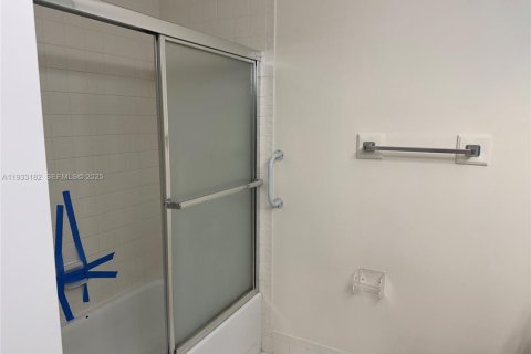 Villa ou maison à louer à Boca Raton, Floride: 2 chambres, 121.7 m2 № 1991935 - photo 11