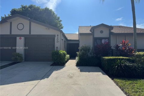 Villa ou maison à louer à Boca Raton, Floride: 2 chambres, 121.7 m2 № 1991935 - photo 1